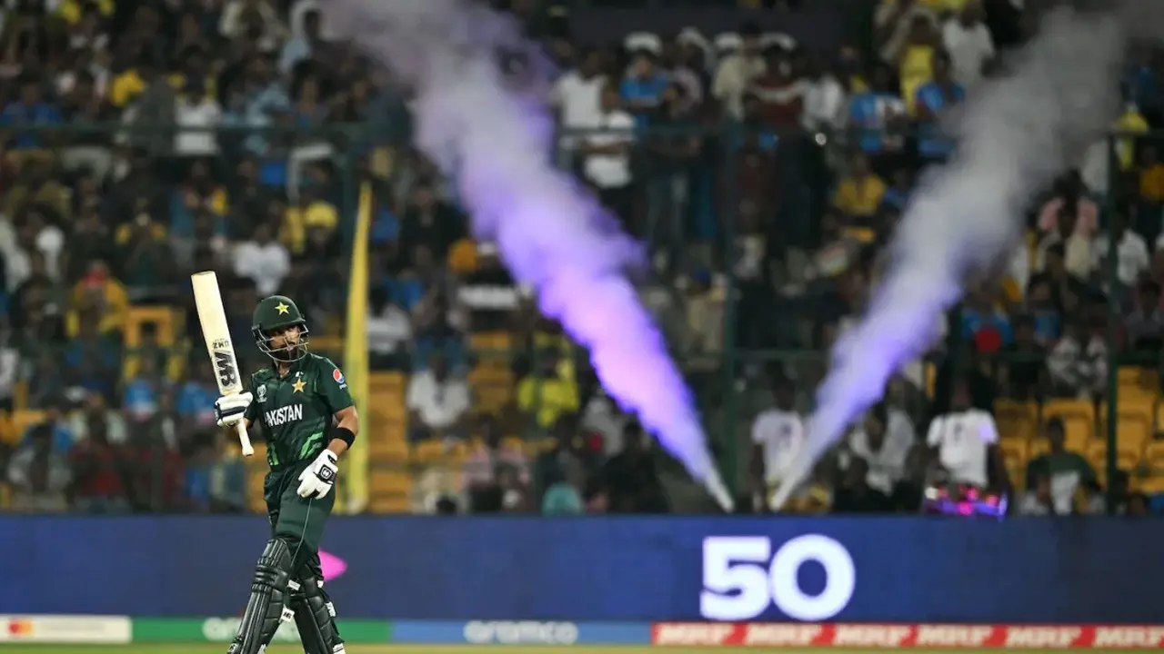 গ্যালারিতে পাকিস্তানের নামে ‘স্লোগান দিতে বাধা’