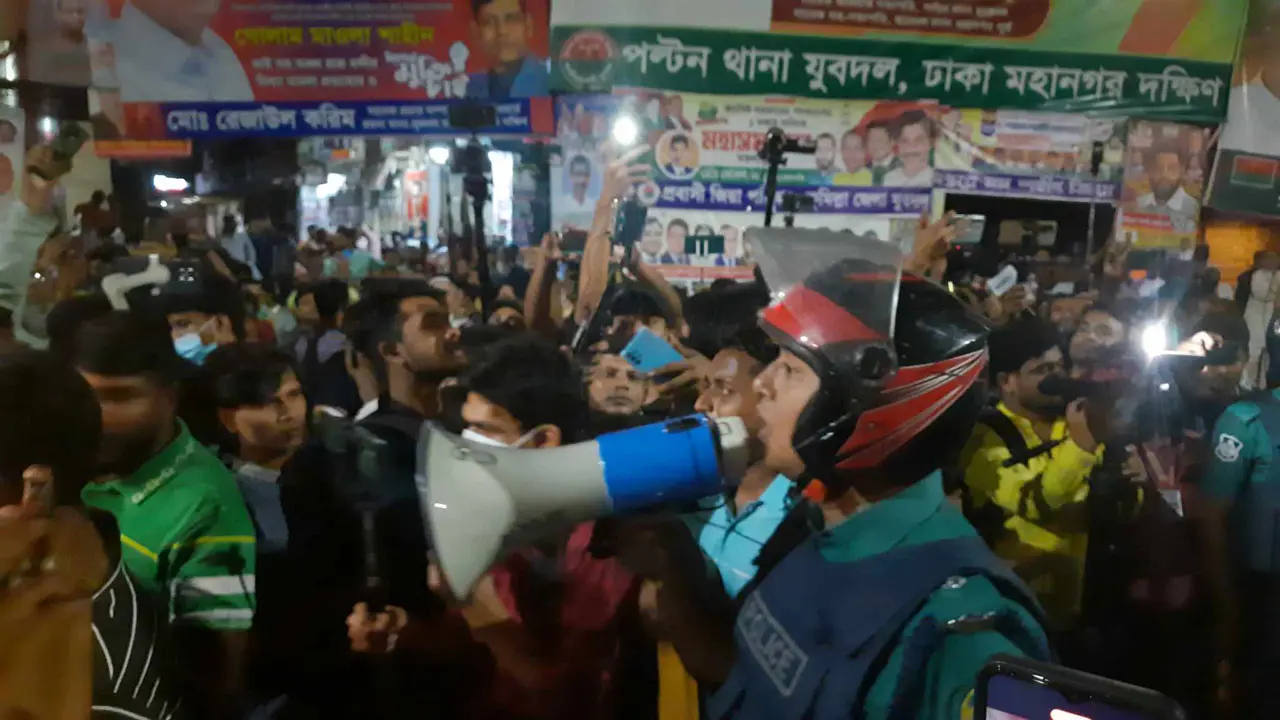 বিএনপি নেতাকর্মীদের রাস্তা থেকে সরিয়ে দিতে চায় পুলিশ