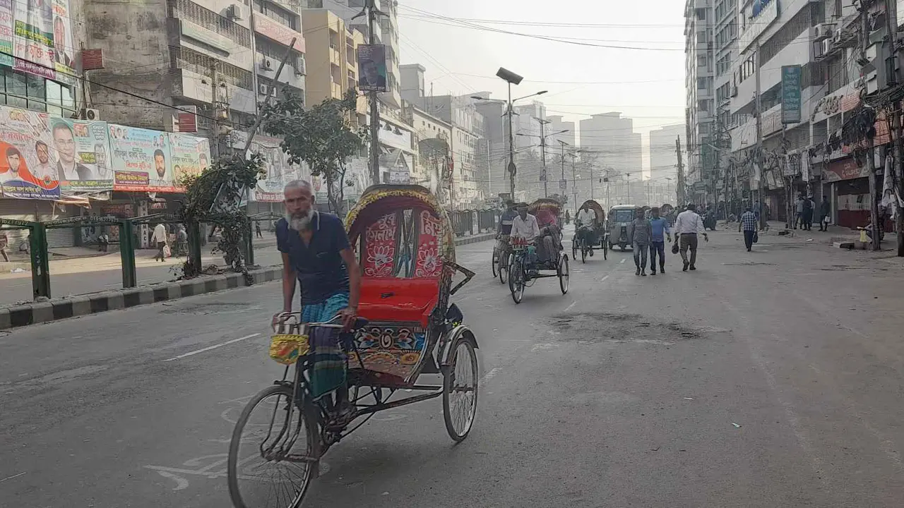 নয়াপল্টনে যান চলাচল স্বাভাবিক, সতর্ক অবস্থানে পুলিশ
