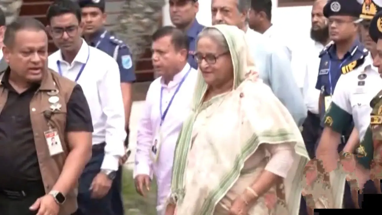 আধা কিলোমিটার হেঁটে মতবিনিময় সভায় গেলেন প্রধানমন্ত্রী