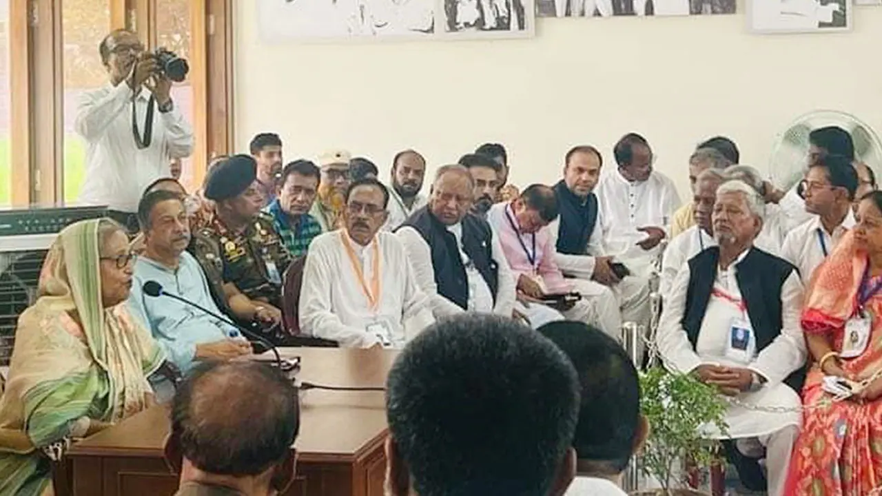 উপরে আল্লাহ আর নিচে আমার দলের লোকজন : প্রধানমন্ত্রী