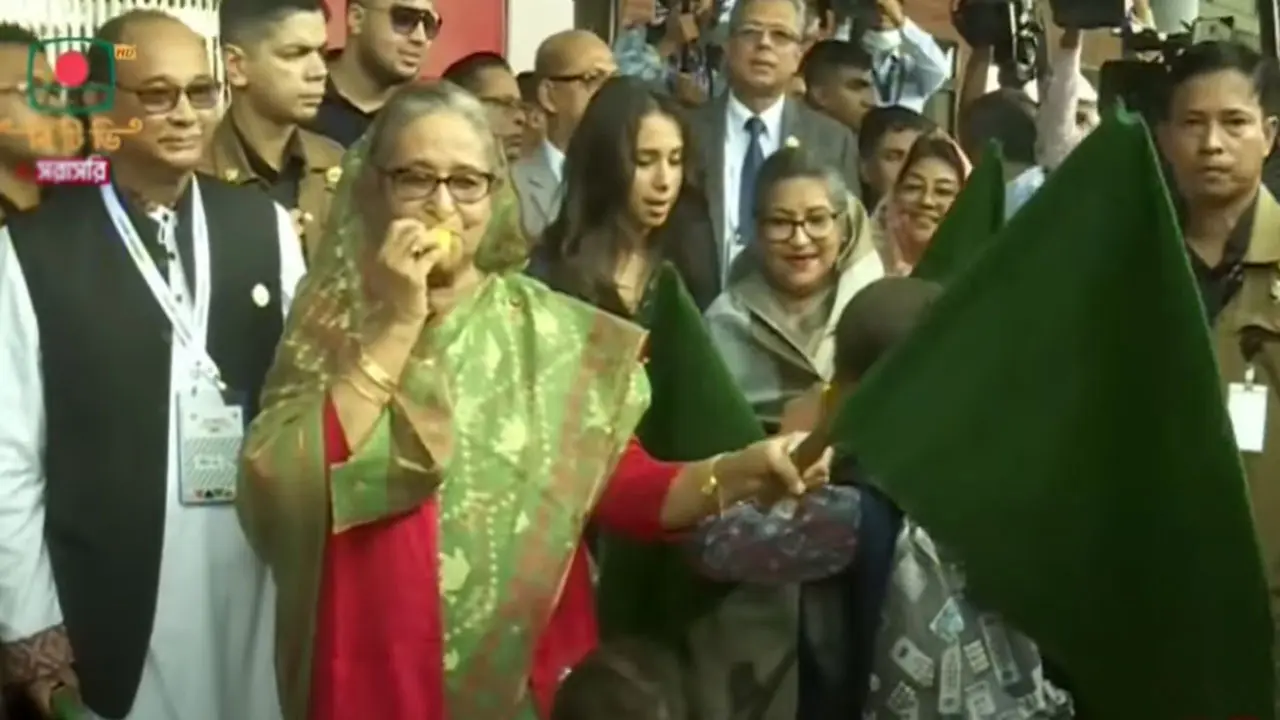 বাঁশি বাজিয়ে ট্রেনে চড়ে ভাঙ্গার পথে প্রধানমন্ত্রী