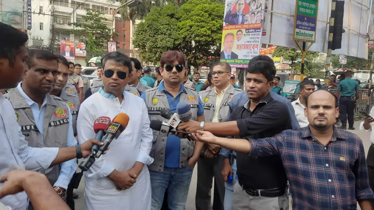 ডিবির পোশাকে বাসে আগুন দেওয়া ব্যক্তিকে খুঁজছি : হারুন