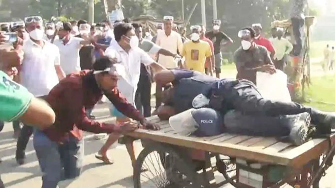 নারায়ণগঞ্জে তিন পুলিশকে কুপিয়ে ও পিটিয়ে জখম