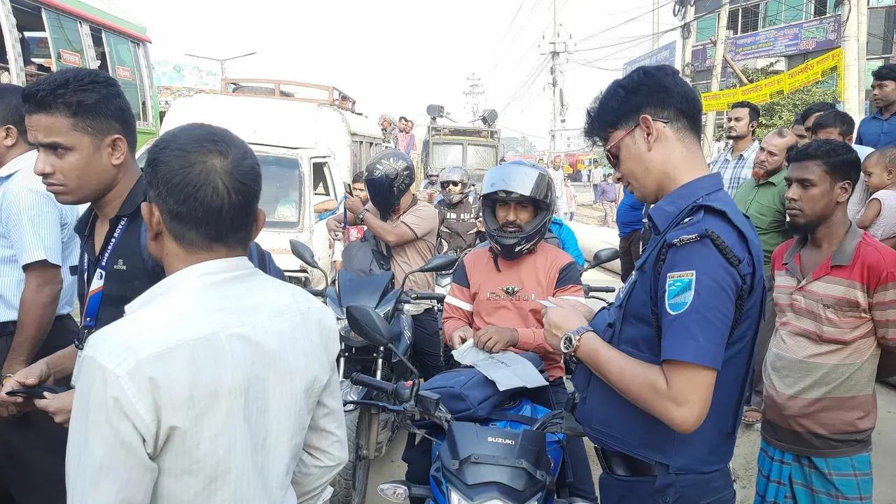 ঢাকার প্রবেশ পথে পুলিশের তল্লাশি