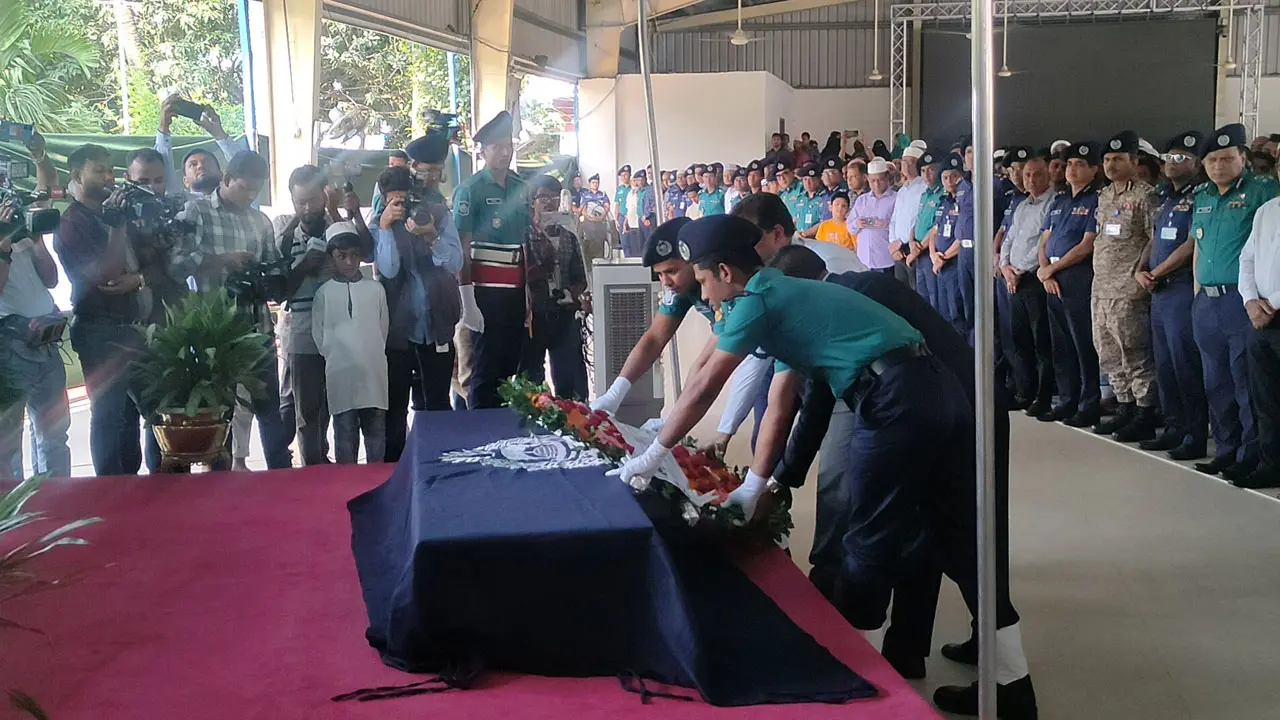 সহকর্মীদের চোখের জলে পুলিশ সদস্য আমিরুলের শেষ বিদায়