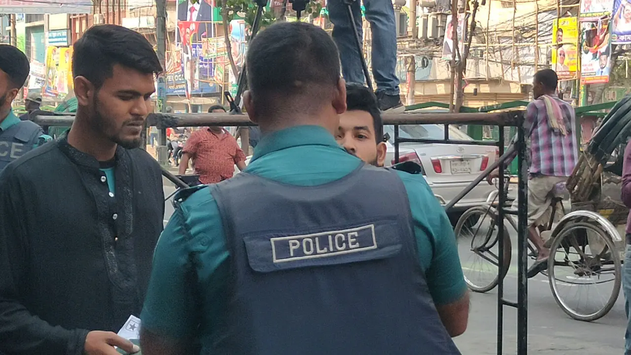 বিএনপি কার্যালয়ের সামনে সন্দেহভাজনদের পুলিশের তল্লাশি