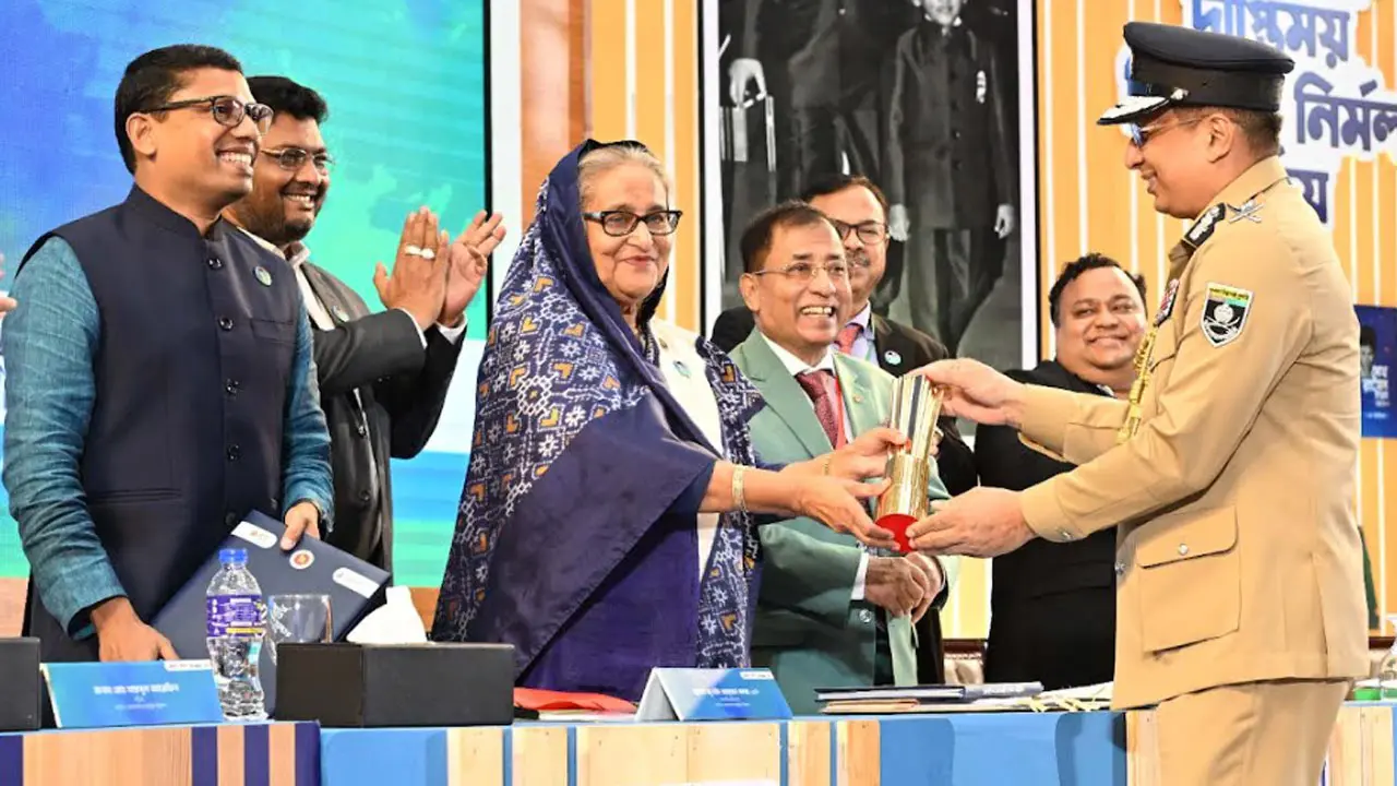 ‘স্মার্ট বাংলাদেশ’ পুরস্কার পেল পুলিশ