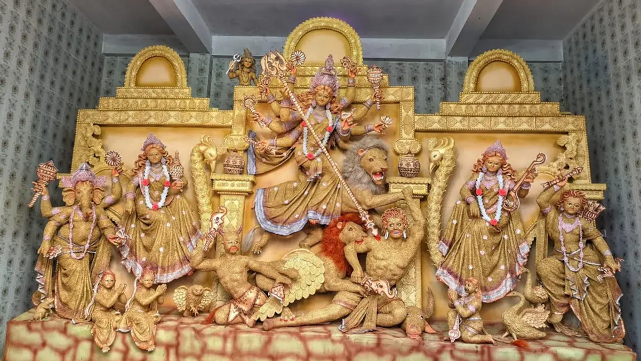 ১০০ কেজি ধান দিয়ে তৈরি দুর্গা প্রতিমায় মুগ্ধ ভক্তরা
