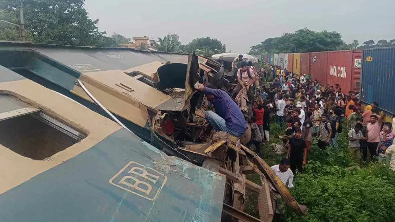 উদ্ধার কাজে যোগ দিতে ঢাকা থেকে ভৈরব যাচ্ছে রিলিফ ট্রেন