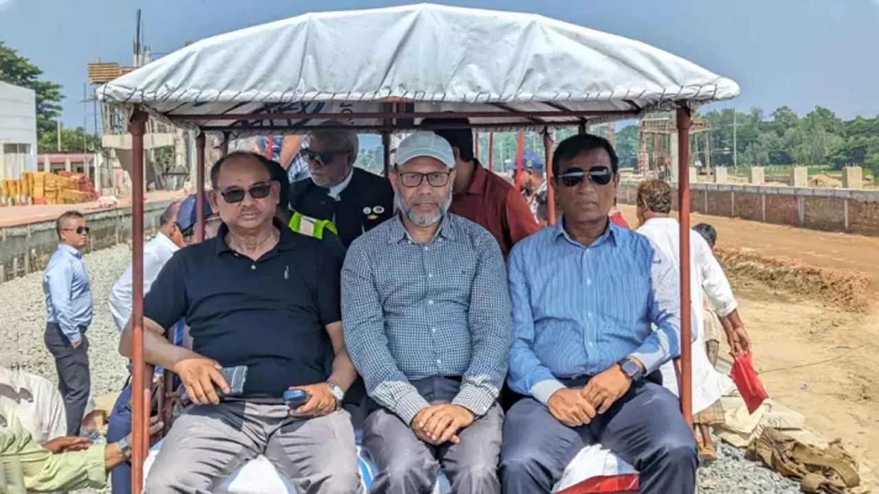 দোহাজারী-কক্সবাজার রেললাইন পরিদর্শনে রেলমন্ত্রী