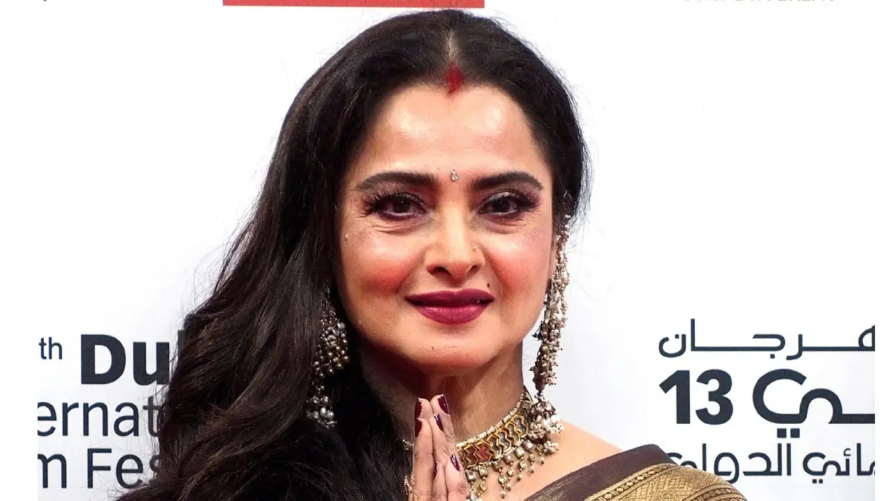 ১৫ বছর বয়সে রেখাকে জোর করে ‘চুমু’ খান অভিনেতা