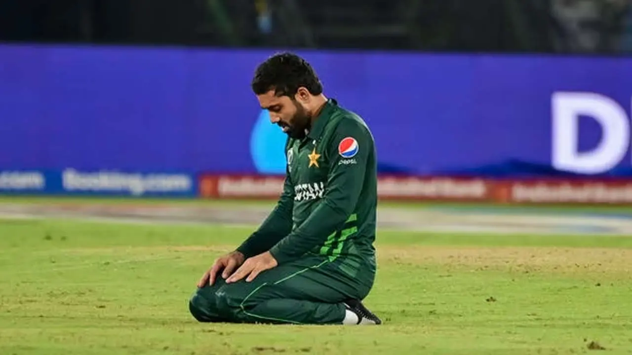 মাঠেই নামাজ আদায় রিজওয়ানের, শাস্তি দাবি ভারতীয়ের