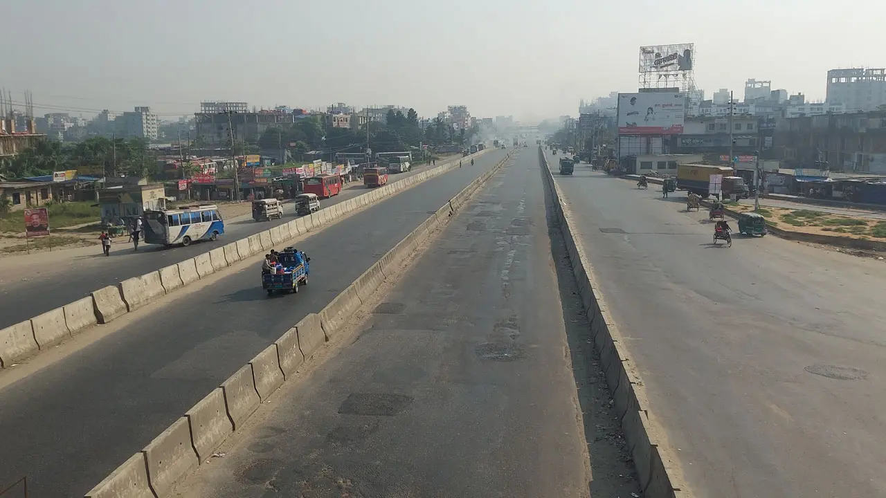 সাইনবোর্ডে চলছে তল্লাশি, যান চলাচল কম