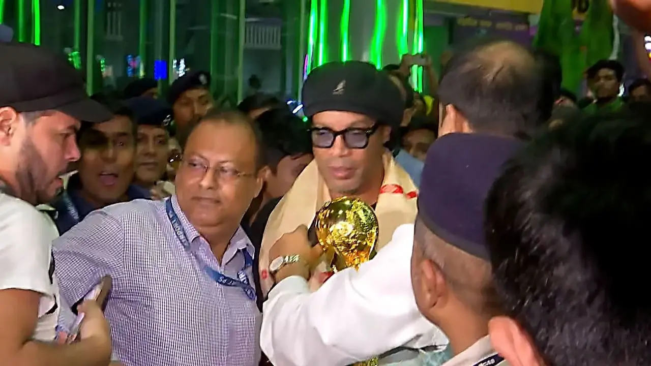 কলকাতায় কিংবদন্তি রোনালদিনহো, উপহার পেলেন ‘বিশ্বকাপ’!