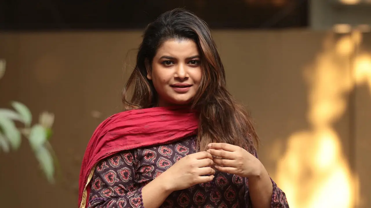 কাদের তারকা বানাচ্ছেন, বুঝে বানাবেন : ফারিয়া