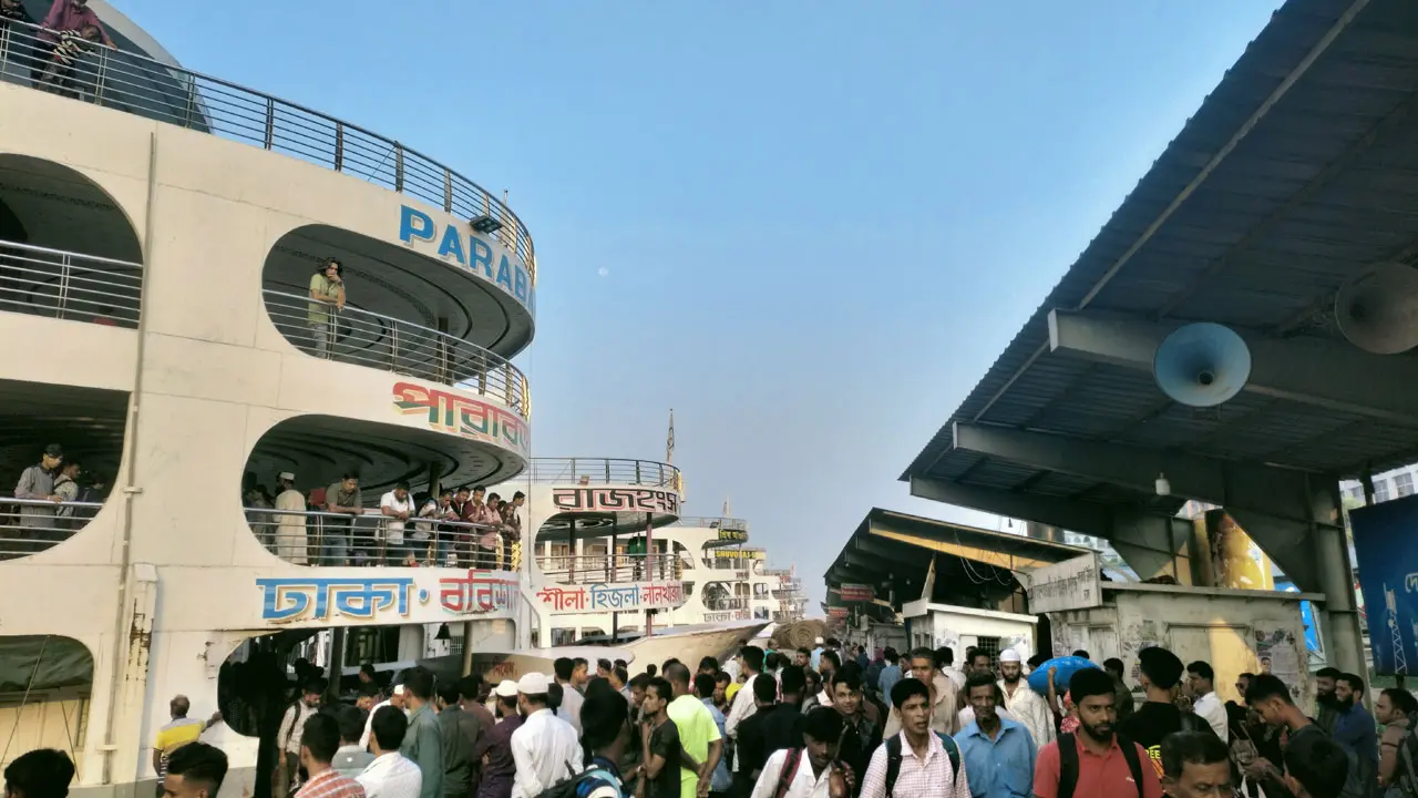 উৎকণ্ঠা-শঙ্কা নিয়েই সদরঘাটে ফিরছেন যাত্রীরা