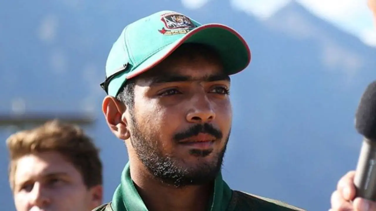 সমাপনীতে পতাকা সাইফের হাতে
