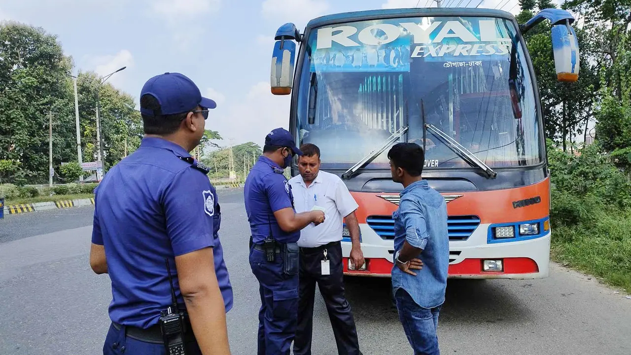 সাভারে র্যাব-পুলিশের চেকপোস্ট, পরিবহনে তল্লাশি