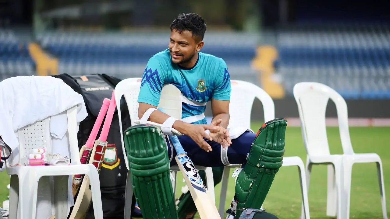 হঠাৎ ঢাকা ফিরে এসেছেন সাকিব