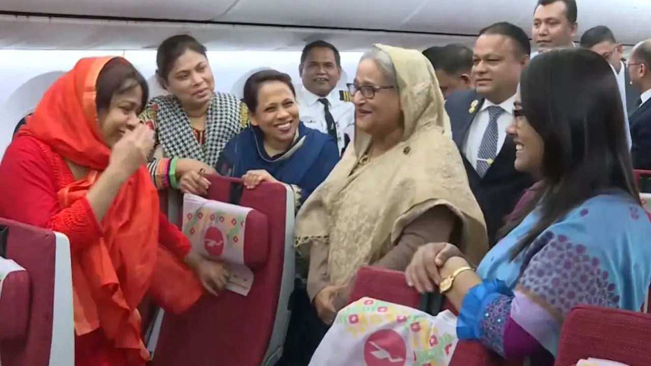 প্রধানমন্ত্রীকে কাছে পেয়ে উৎফুল্ল বিমানের যাত্রীরা, তুললেন সেলফি