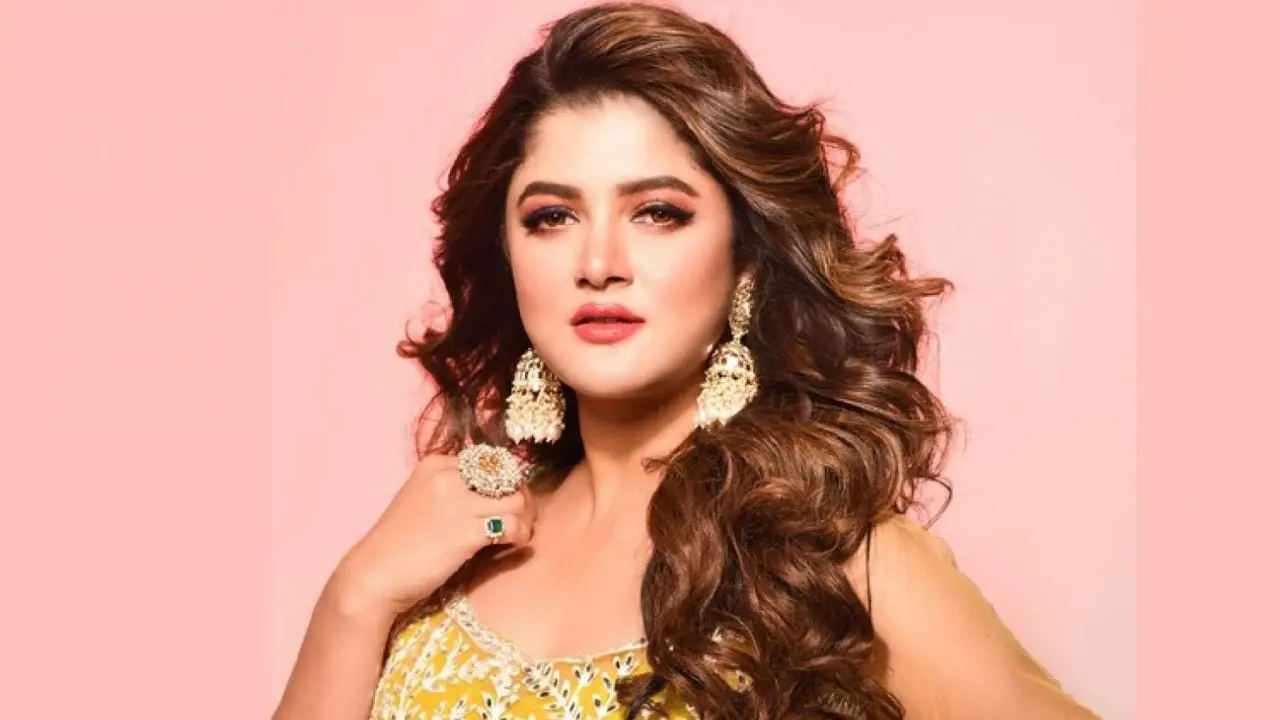 মধ্যরাতে মুম্বাইয়ে পার্টিতে মজলেন শ্রাবন্তী, ভাইরাল ভিডিও