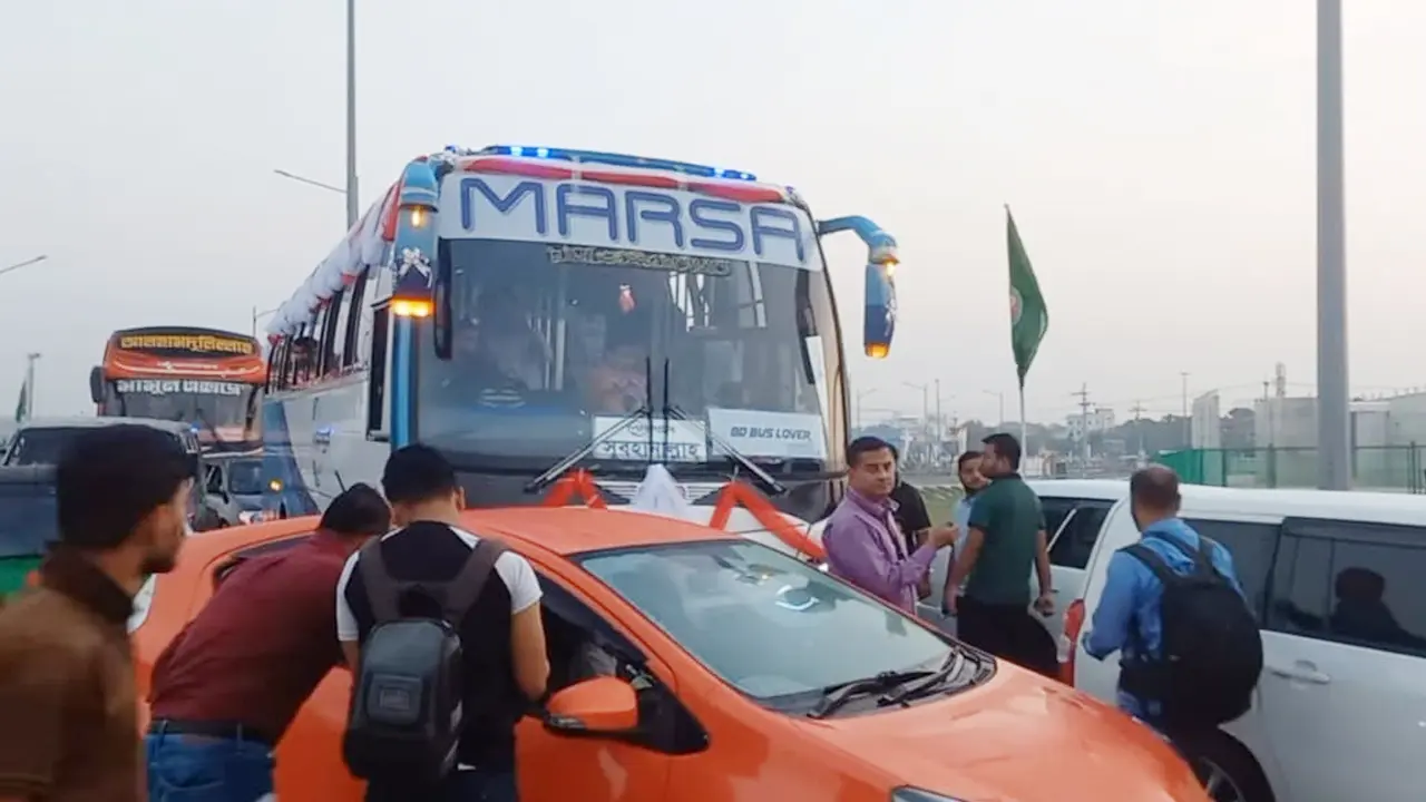 প্রথম ১০ ঘণ্টায় ১১৬১ গাড়ি পারাপার, ২ লাখ ৩৫ হাজার টাকা টোল আদায়