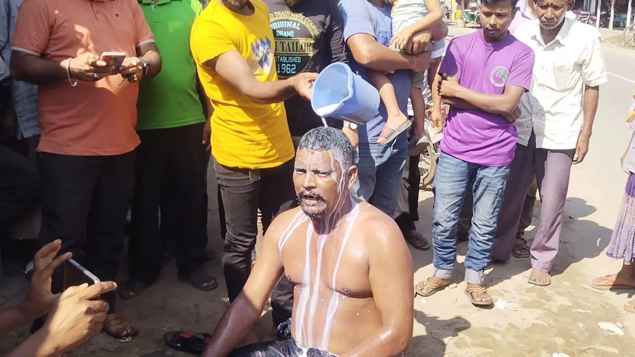 দুধ দিয়ে গোসল করে রাজনীতি ছাড়লেন সাবেক যুবলীগ নেতা