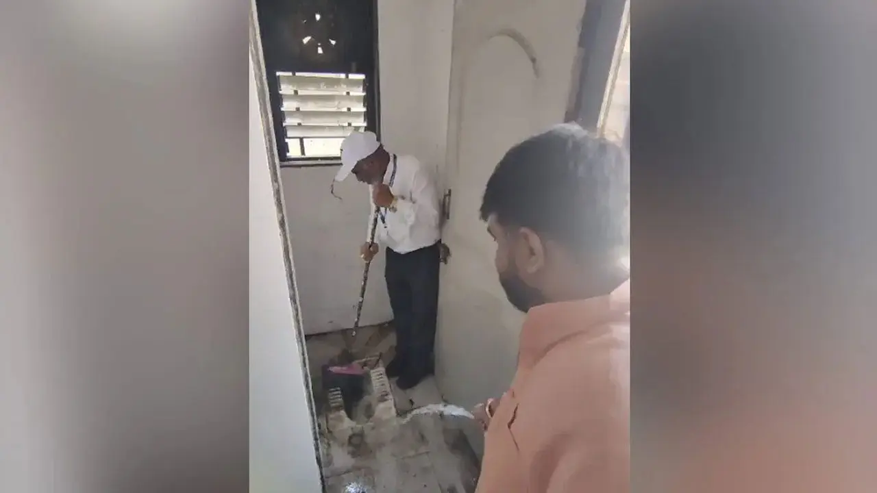 ভিডিও: হাসপাতালের প্রধানকে দিয়ে টয়লেট পরিষ্কার করালেন এমপি