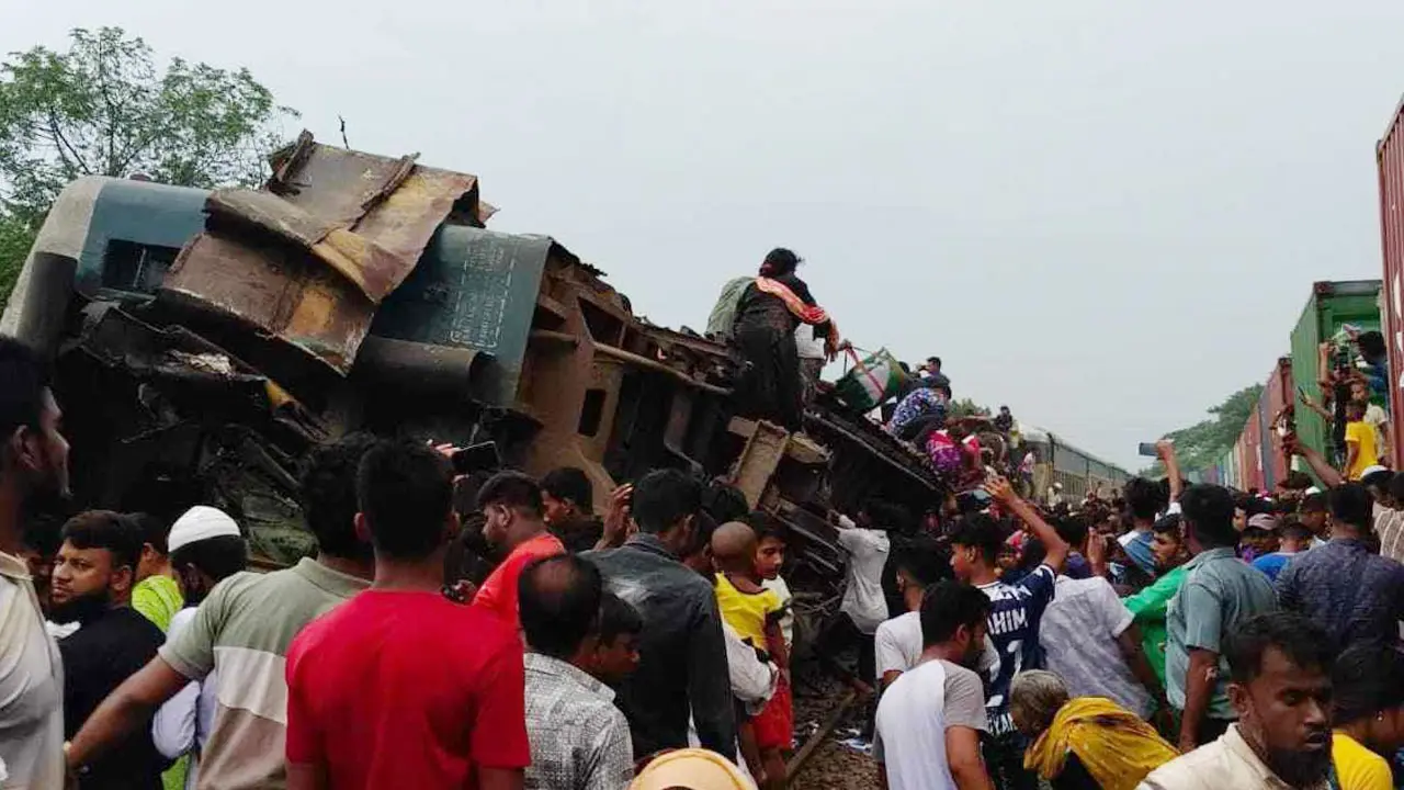 এগারসিন্দুরে ধাক্কা দেওয়া ট্রেনের চালক-গার্ড বরখাস্ত