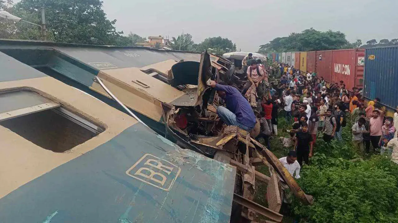 ভৈরবে যাত্রীবাহী ট্রেনকে মালবাহী ট্রেনের ধাক্কা, হতাহতের শঙ্কা