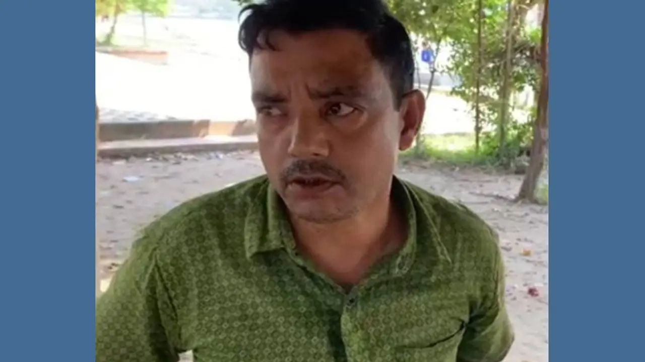 ব্ল্যাকমেইল করায় প্রতারককে জুতাপেটা করলেন এক নারী