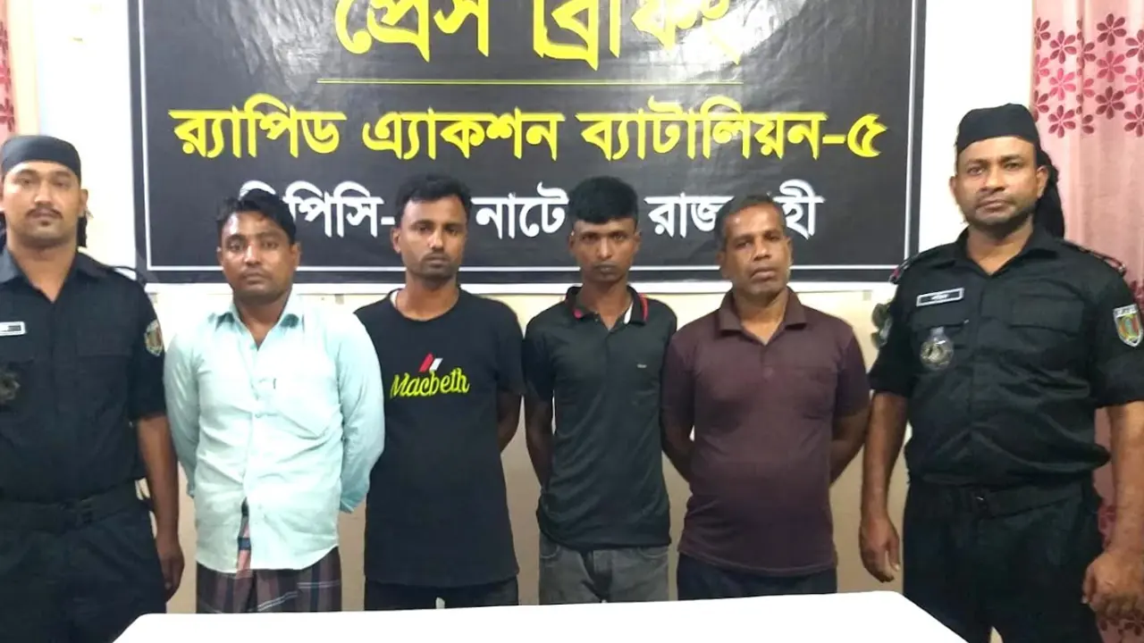 শিক্ষার্থীদের কাছে পর্নোগ্রাফি বিক্রি ও সংরক্ষণ করায় গ্রেপ্তার ৪