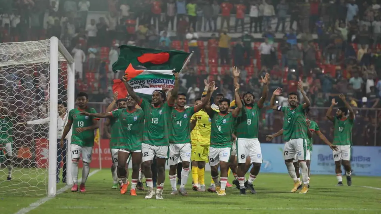 ফিলিস্তিনের পতাকা হাতে বিশ্বনাথ, চক্কর দিলেন সারা মাঠ