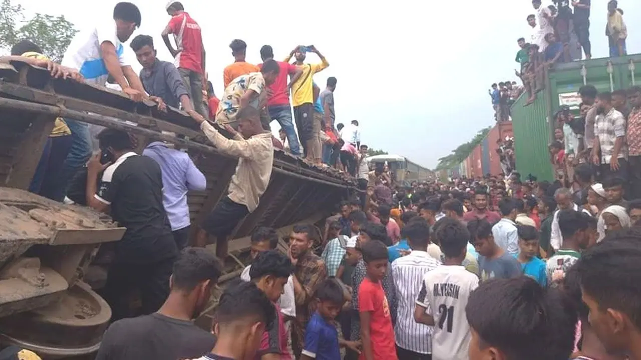 মালবাহী ট্রেনের গাফিলতির কারণেই দুর্ঘটনা : স্টেশন মাস্টার