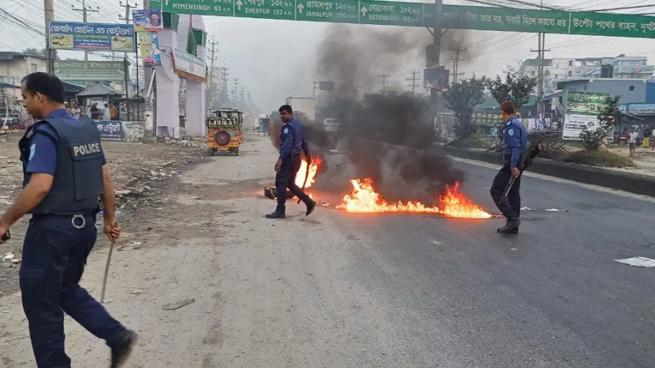 গাজীপুরে টায়ার জ্বালিয়ে বিক্ষোভ, চলছে না দূরপাল্লার বাস