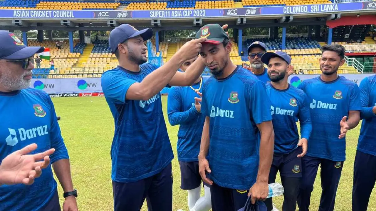 সাকিবের থেকে ক্যাপ পেয়ে সাকিব বললেন,  ‘স্পেশাল’