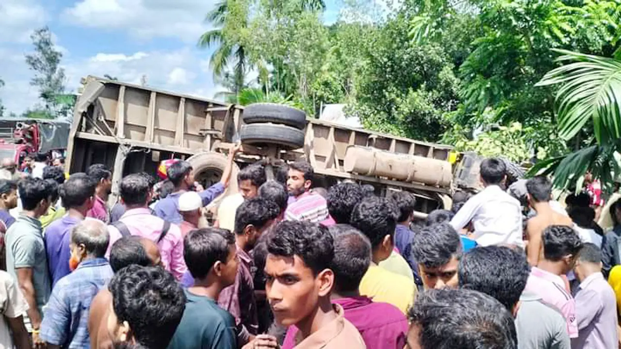টাঙ্গাইলে কাভার্ডভ্যান চাপায় প্রাণ গেল দুই এনজিওকর্মীর