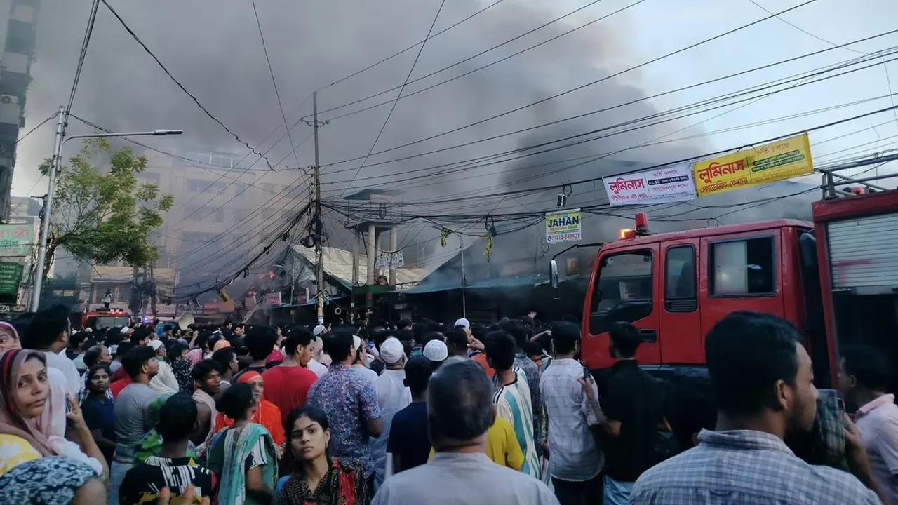 মোহাম্মদপুর কৃষি মার্কেটে ভয়াবহ আগুন, নিয়ন্ত্রণে ১৭ ইউনিট