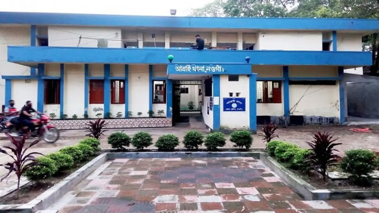 শিক্ষকের পথ রোধ করে দুই পায়ের রগ কেটে দিল দুর্বৃত্তরা