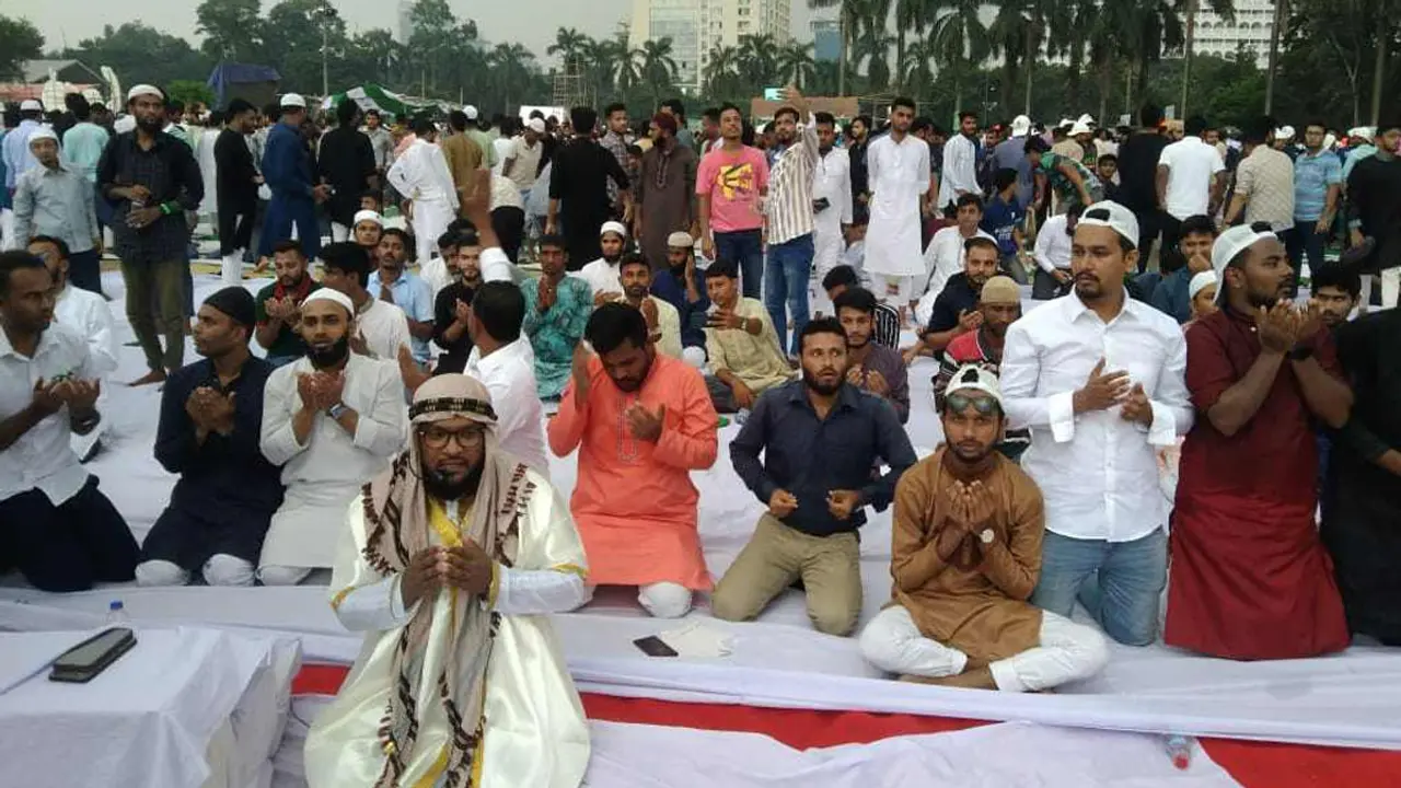 সমাবেশ স্থলেই জুমার নামাজ আদায় করল ছাত্রলীগ