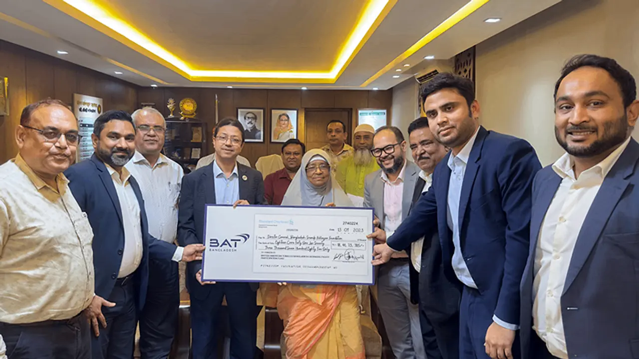 শ্রমিক কল্যাণ তহবিলে ১৮ কোটি টাকার চেক হস্তান্তর করল বিএটিবি
