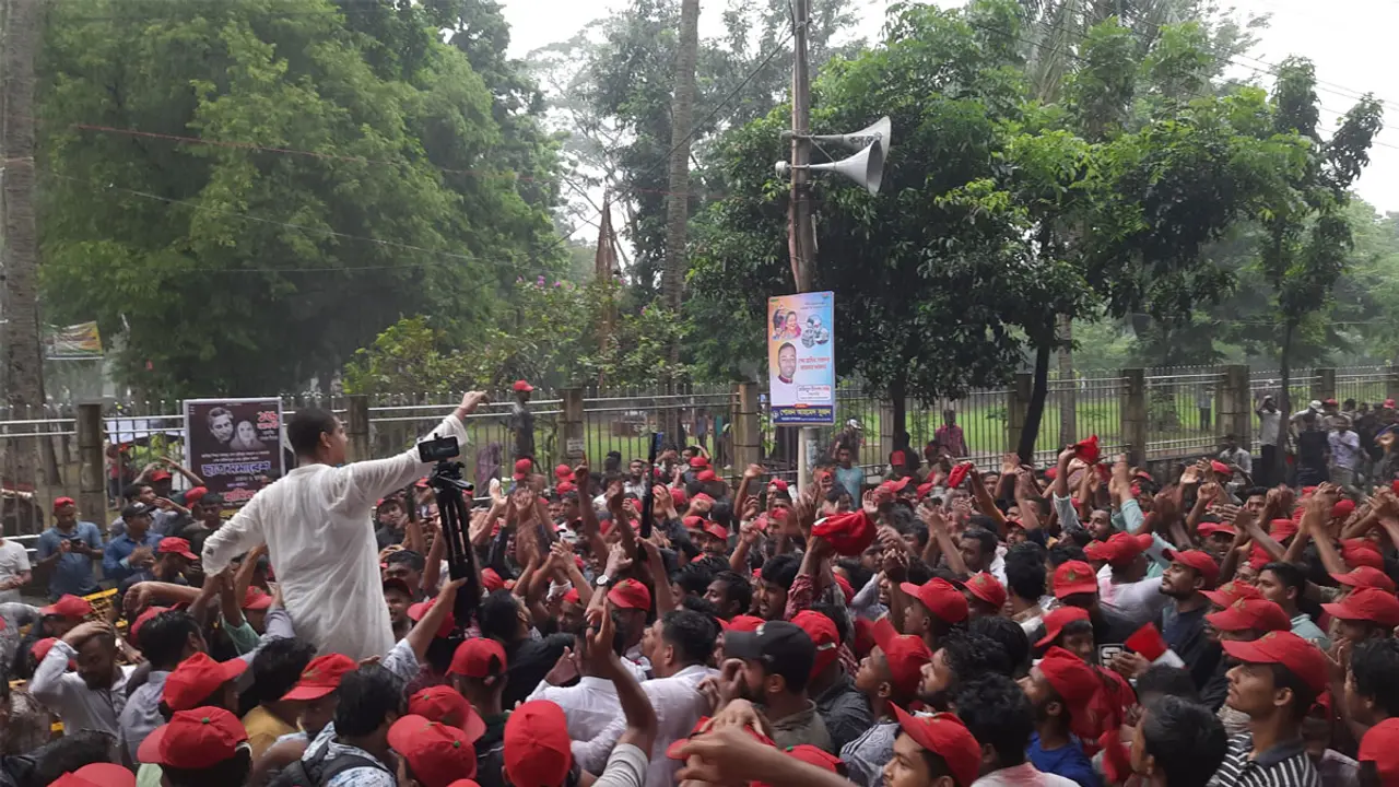 ‘আমরা নেত্রীর জন্য মরতে পারি, ঝড়-বৃষ্টিতো কিছুই না’
