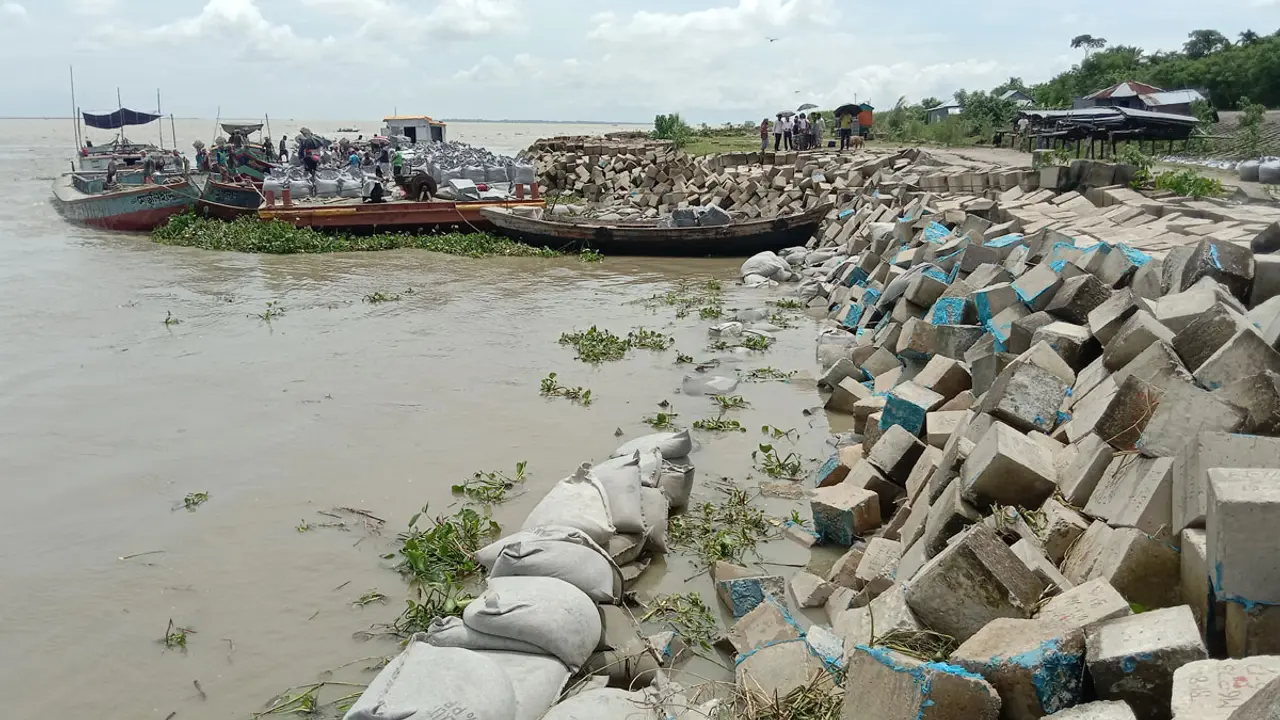 ভোলায় মেঘনা নদীর তীর সংরক্ষণ বাঁধে ধস, আতঙ্কে এলাকাবাসী
