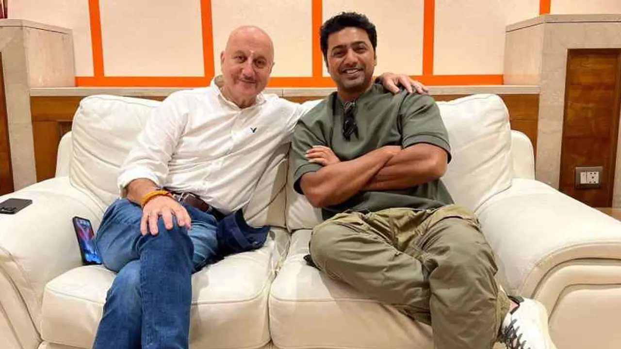 ‘বাঘা যতীন’র প্রচারে এসে দেবের প্রশংসায় মজলেন অনুপম খের