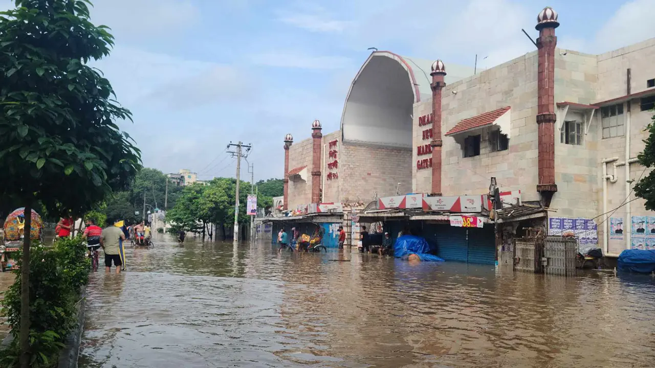 বৃষ্টি হলো রাতে, সকাল পেরিয়ে দুপুরেও নামেনি পানি