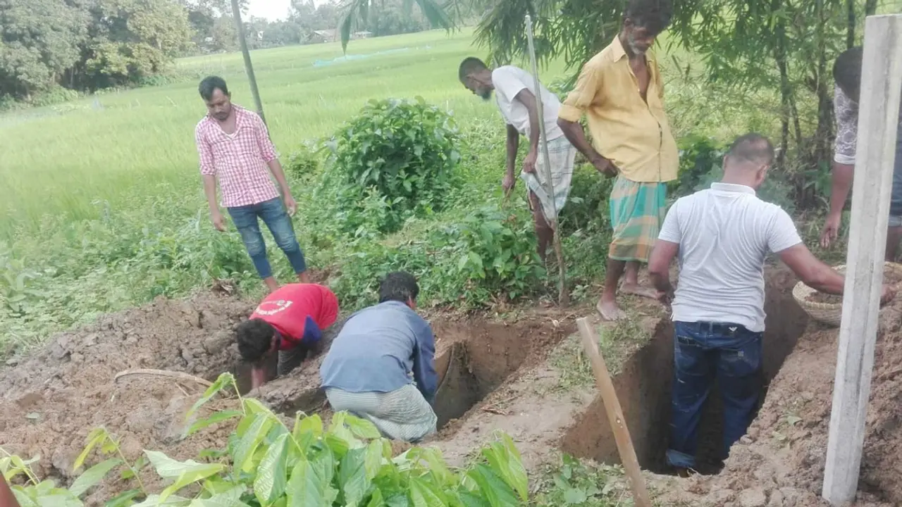 একসঙ্গে মা ও দুই ছেলের জানাজা, পাশাপাশি কবরে দাফন