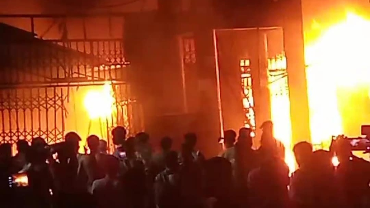 মোহাম্মদপুরের কৃষি মার্কেটে ভয়াবহ আগুন