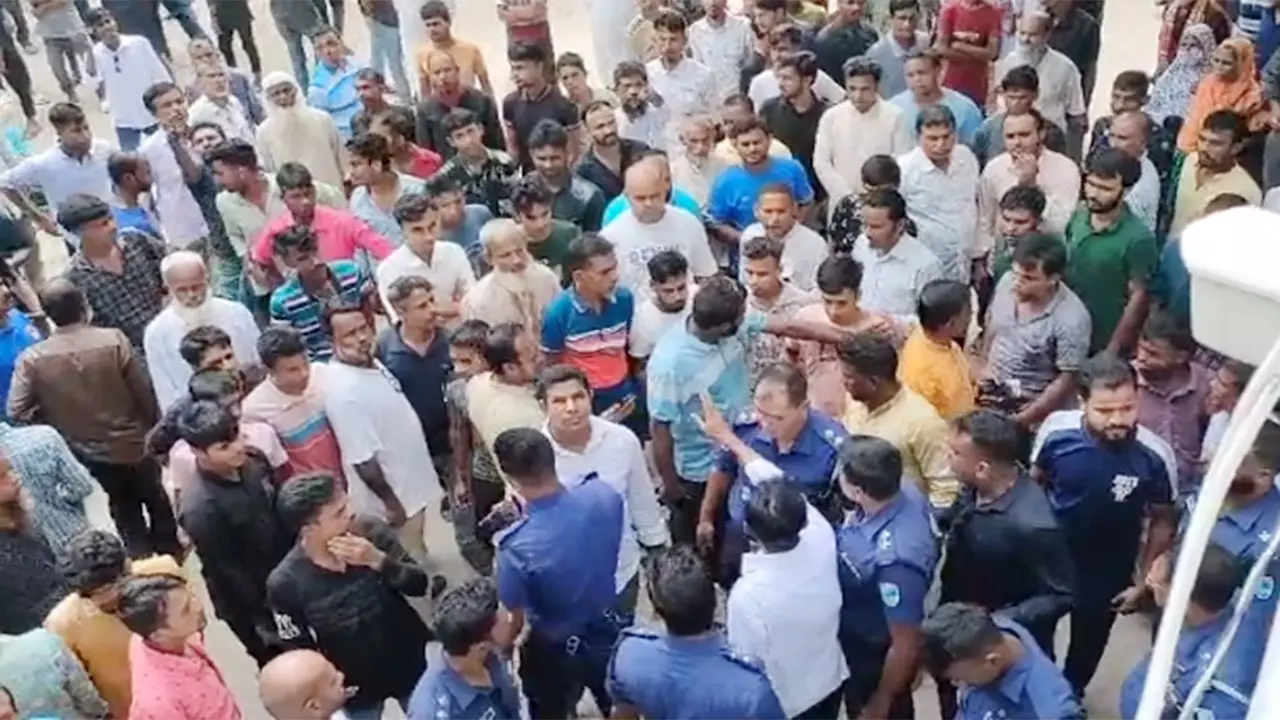 কালীগঞ্জে ইউএনওসহ ছয় কর্মকর্তাকে মারধর