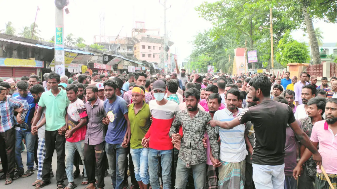 যশোরে দাবি আদায়ে রাস্তায় ইঞ্জিনচালিত রিকশা-ভ্যানচালকরা